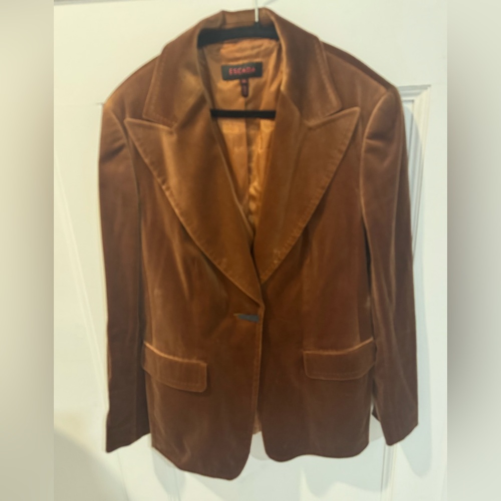 Escada Women's Brown Velvet Blazer- note the closure for the jacket is delicates